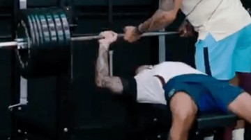 曼联铁卫卧推130公斤征服球迷!有望提前复出,此前曾担心今年报销