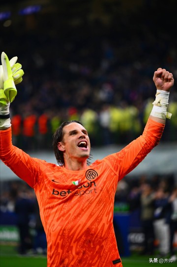 4-3淘汰巴萨后,国际米兰现场感动一刻,工作人员激动落泪