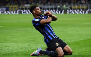 国米迎来喜讯:邓弗里斯拒绝利物浦邀约,回归加速有望出战欧冠附加赛