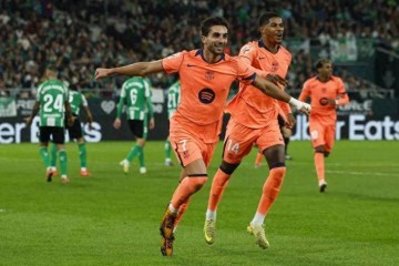 3-5,甩开皇马!1人帽子戏法!卫冕冠军6连胜稳居西甲榜首