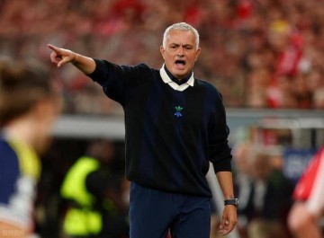 62岁穆里尼奥签约欧冠2冠王引热议,球迷:看你怎么骗违约金