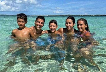 苏亚雷斯一家生活幸福,38岁依旧是足坛巨星,与高颜值妻儿度假