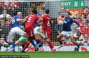 利物浦球员提前庆祝闹乌龙,萨拉赫错失良机引热议