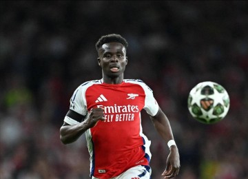 萨卡被吹犯规后怒踢皮球惹争议,球迷:这在中超都很难算是犯规