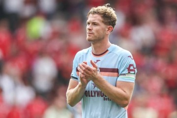 刚当队长就被挖?英媒:热刺有意小蜜蜂中卫科林斯,弗兰克想要他