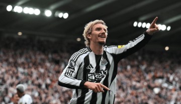 一场1-0,让纽卡收获赛季首胜,降级热门诞生:狼队耻辱4连败