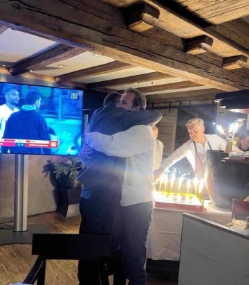 同为热刺旧将!凯恩与戴尔开心拥抱 庆祝生涯首冠